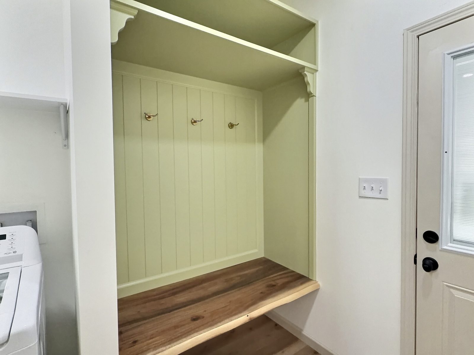 The Cedar Ranch mudroom bench with hooks and shelf by the back door